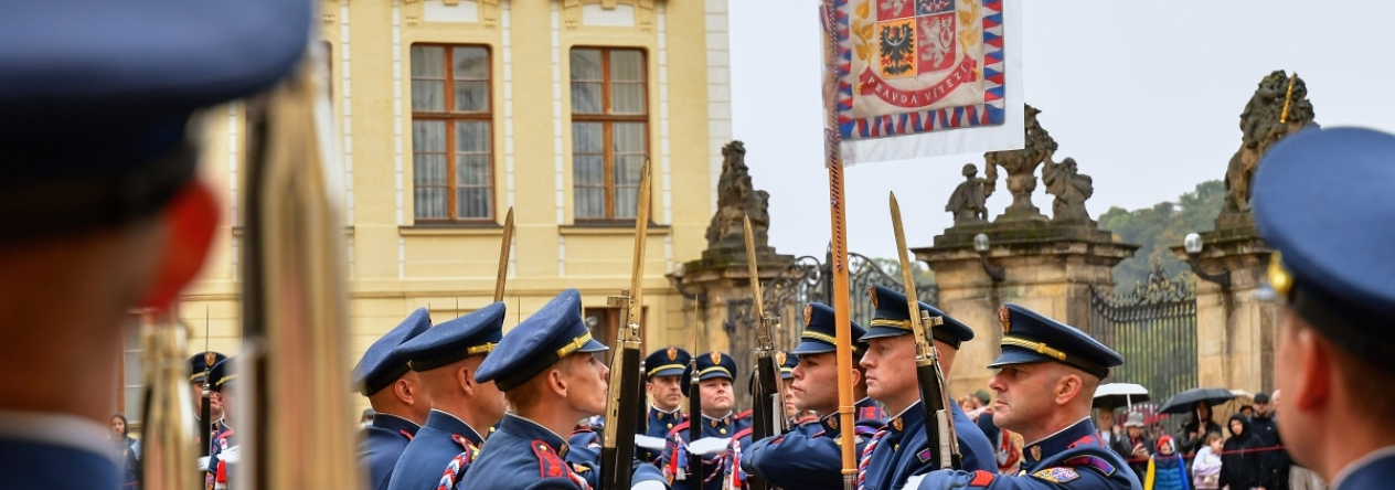 Rozšířené slavnostní střídání u příležitosti 103. výročí předání bojového praporu Hradní stráži 11. října 2024