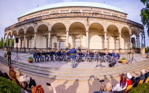 Hudba Hradní stráže na Brodwayi dne 21. května 2025